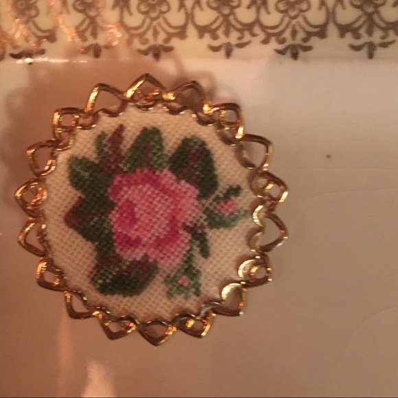 Vintage gold-tone filigree petit point brooch - Picture 5 of 5